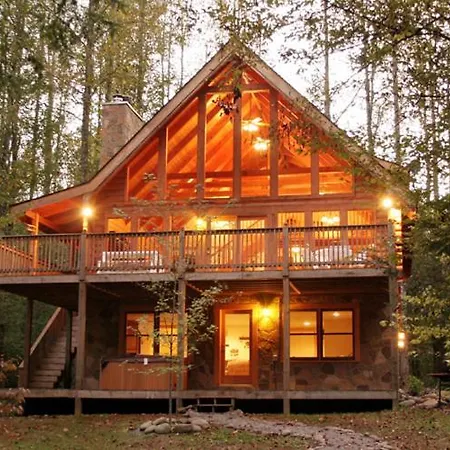 Amazing River Retreat, 3 Bedrooms, WiFi, Sleeps 8, Pool Table